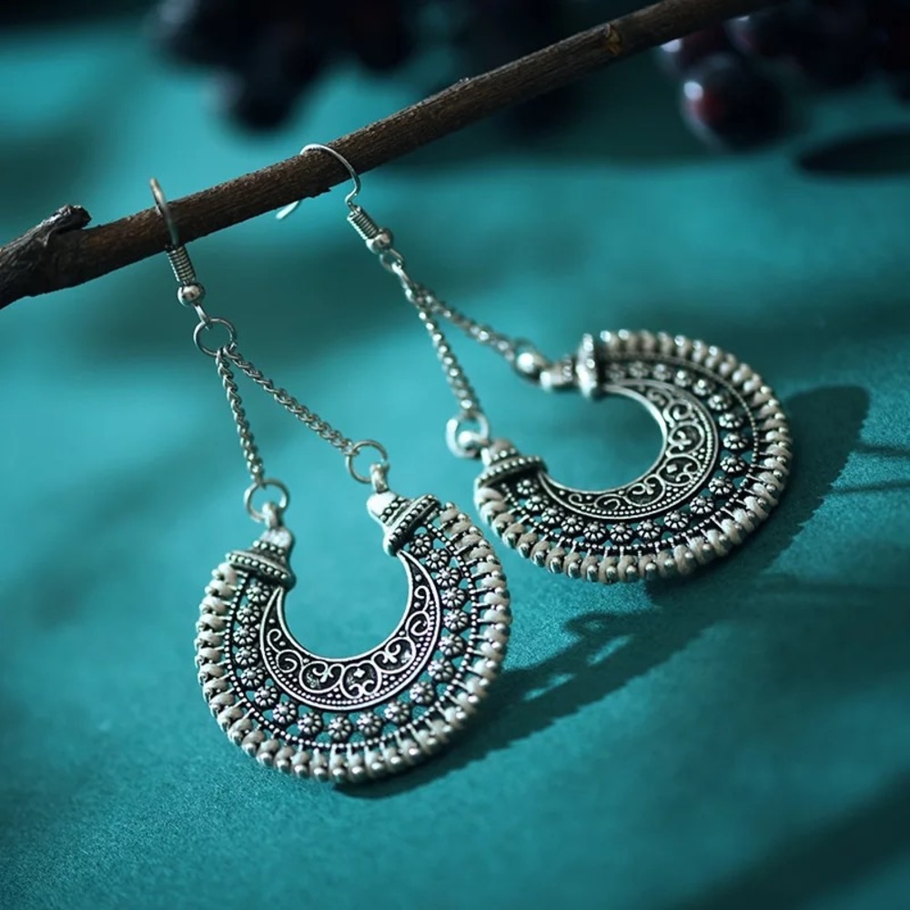 3/38🌸 Bohemian Moon Shaped Carved Braided Earring